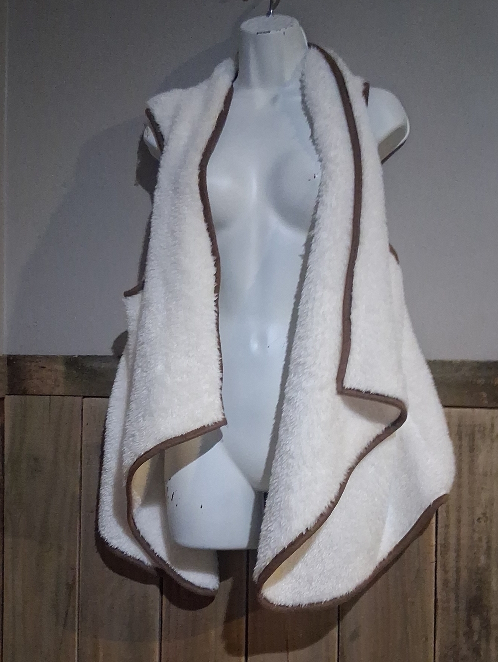ANDREE BY UNIT Cream Sherpa Open-Front Vest with Brown Trim